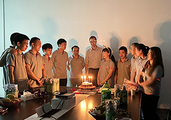  Superpack El departamento de personal celebró una fiesta de cumpleaños para los empleados que tenían su Cumpleaños en abril
